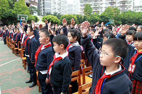 03、圖為開學典禮升國旗時國際部學生行隊禮