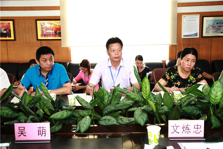 06.圖為學校戴桓標校長（中）、王開利副校長（左）、集團程琳娜主任（右）參加調研情況反饋會