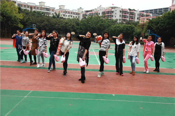 深圳市龍華中英文實驗學校舉行慶?！叭恕迸窆?jié)跳繩活動