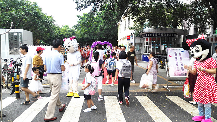 喜迎新老同學(xué)返校，樂繪美好教育藍(lán)圖,開學(xué)歡迎禮別具特色