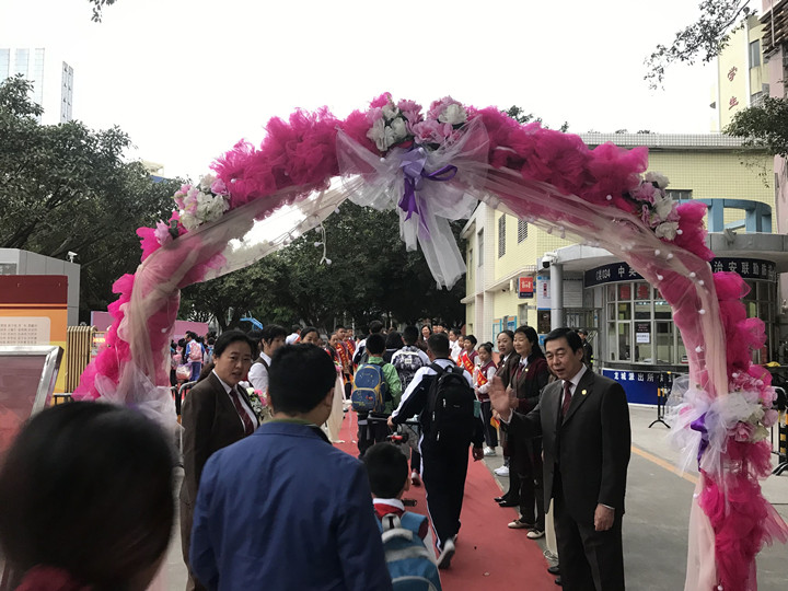 我去上學(xué)校，花兒對(duì)我笑——龍華中英文開學(xué)第一天秩序井然