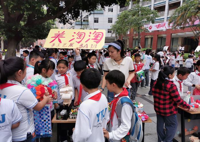 精美作品亮人眼，跳蚤市場(chǎng)交易忙