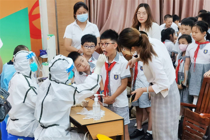 共同戰(zhàn)“疫”，龍華中英文在行動!——學(xué)校組織志愿者支援社區(qū)防疫一線