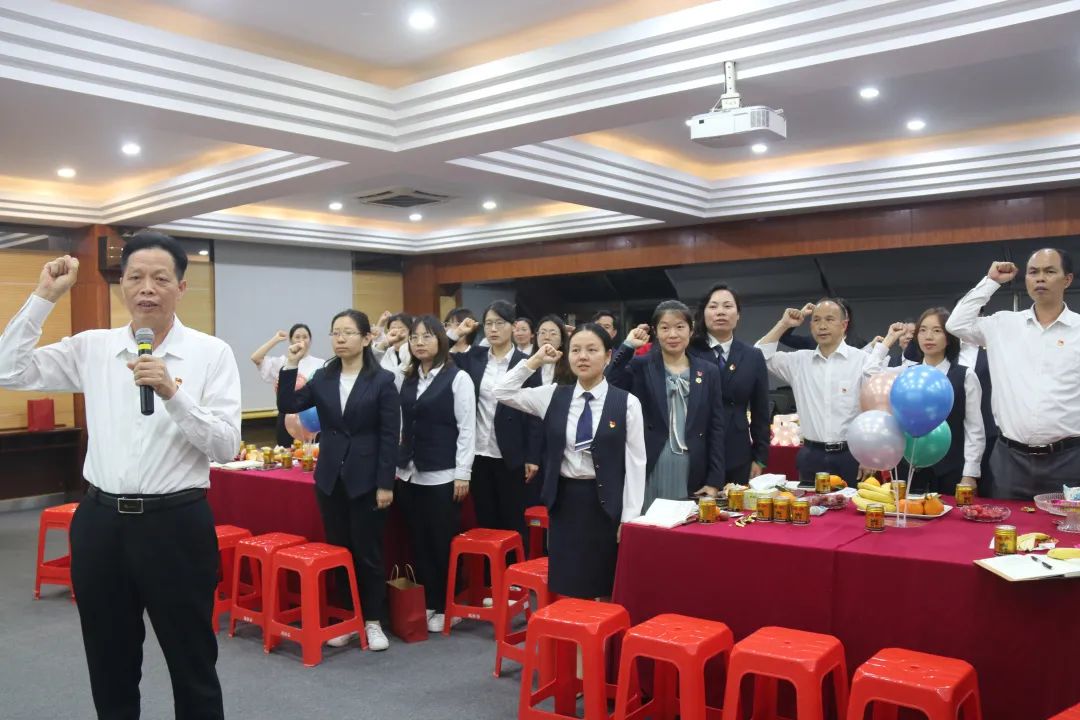 憶入黨初心，擔(dān)責(zé)任使命——龍華中英文實驗學(xué)校黨支部為黨員辦集體政治生日會